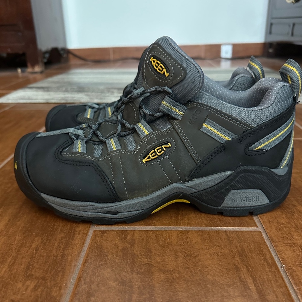 Keen Men’s Detroit XT shoes - men’s size 7.5